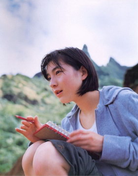 组图:广末凉子1999年写真曝光 假小子扮相胶原蛋白满满