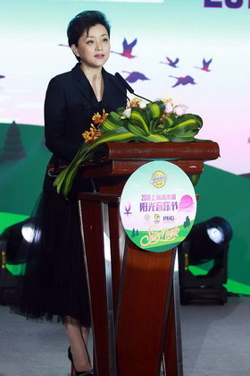 组图:50岁杨澜黑西装亮相自带精英气场 上台发言展大气之美