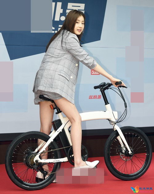 组图:姜素拉出席活动淡雅大方 骑自行车展运动一面