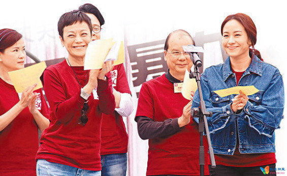 张艾嘉(左二)和林嘉欣(右一)为本年度的“饥馑三十”进行宣誓仪式。vpic:201804/Zhang_Ai_Jia_249c2b