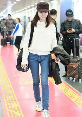 组图:董洁戴帽低调现身北京机场 毛衣牛仔裤穿着简约随性