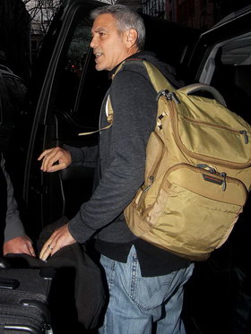 组图:乔治·克鲁尼一人拖俩行李箱显神力 头发花白仍有型男范儿