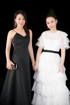 组图:47岁闫妮与20岁女儿合体亮相 黑白配似姐妹花
