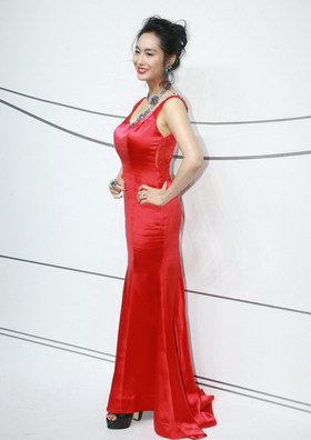 组图:46岁朱茵大红裙亮相秀美背 上围傲人气色红润