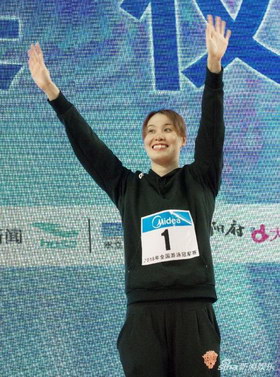 4月15日，傅园慧获得全国游泳冠军赛女子50米仰泳冠军。 新华社记者 曹阳 摄
