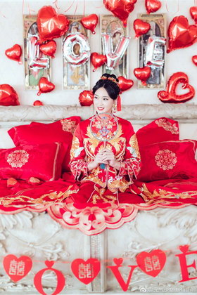 组图:惠若琪今日大婚晒中式婚纱照 新郎新娘甜蜜亲吻
