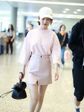 组图:李沁粉色装扮现身机场 穿高腰短裙秀美腿