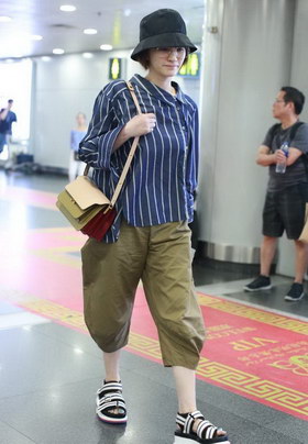 组图:李小冉现身北京机场 一身休闲打扮素颜亮相