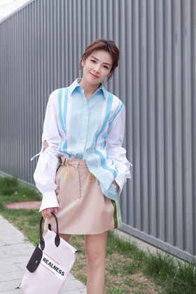 刘涛粉紫系夏装出街清新俏皮 灯笼袖运动风凸显好身材