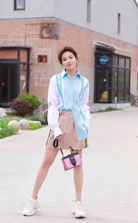 刘涛粉紫系夏装出街清新俏皮 灯笼袖运动风凸显好身材