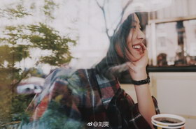 组图:表姐刘雯街头喝咖啡享美食 托腮浅笑尽显好心情