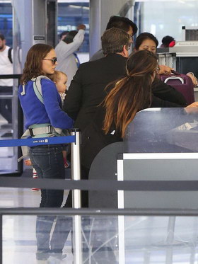 组图:娜塔莉-波特曼抱娃闯机场 素颜肤色暗沉