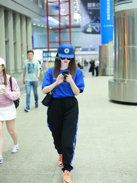 组图:网瘾少女戚薇现身机场 一路低头玩手机