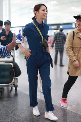 组图:佟丽娅机场变手机控消息回不停 深蓝色连衣裤显干练