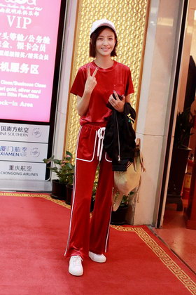 组图:佟丽娅穿一身红衣活力四射 大方比剪刀手笑容灿烂