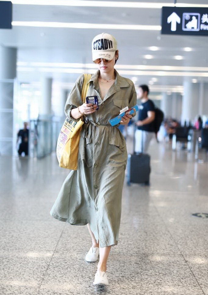 组图:马伊琾军绿色衬衫裙现身机场 低头走路大步流星超有范儿vpic:201806/Ma_Yi_Li_26dc2b