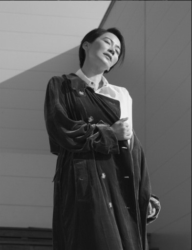 组图:47岁俞飞鸿西装短发 实力诠释帅气酷女人
