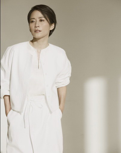 组图:47岁俞飞鸿西装短发 实力诠释帅气酷女人
