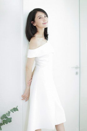 组图:高圆圆白裙写真甜笑迷人 小露香肩优雅性感