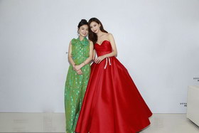组图:林志玲抹胸裙美艳似公主 与好姐妹张庭组红绿CP