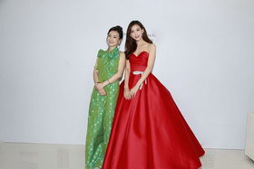 组图:林志玲抹胸裙美艳似公主 与好姐妹张庭组红绿CP