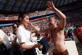 组图:徐冬冬穿低胸装亲临世界杯 遭丹麦球迷生扑表情尴尬