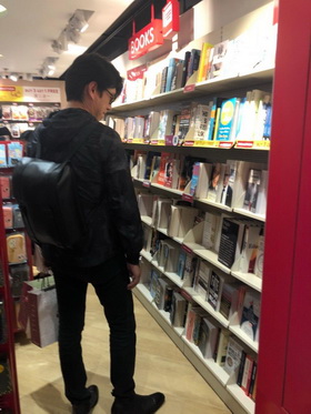 组图:靳东香港机场逛书店被偶遇 被粉丝大赞书卷味浓