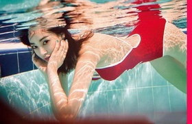 组图:韩女星李珠妍拍泳装写真 水中湿身展傲人身材